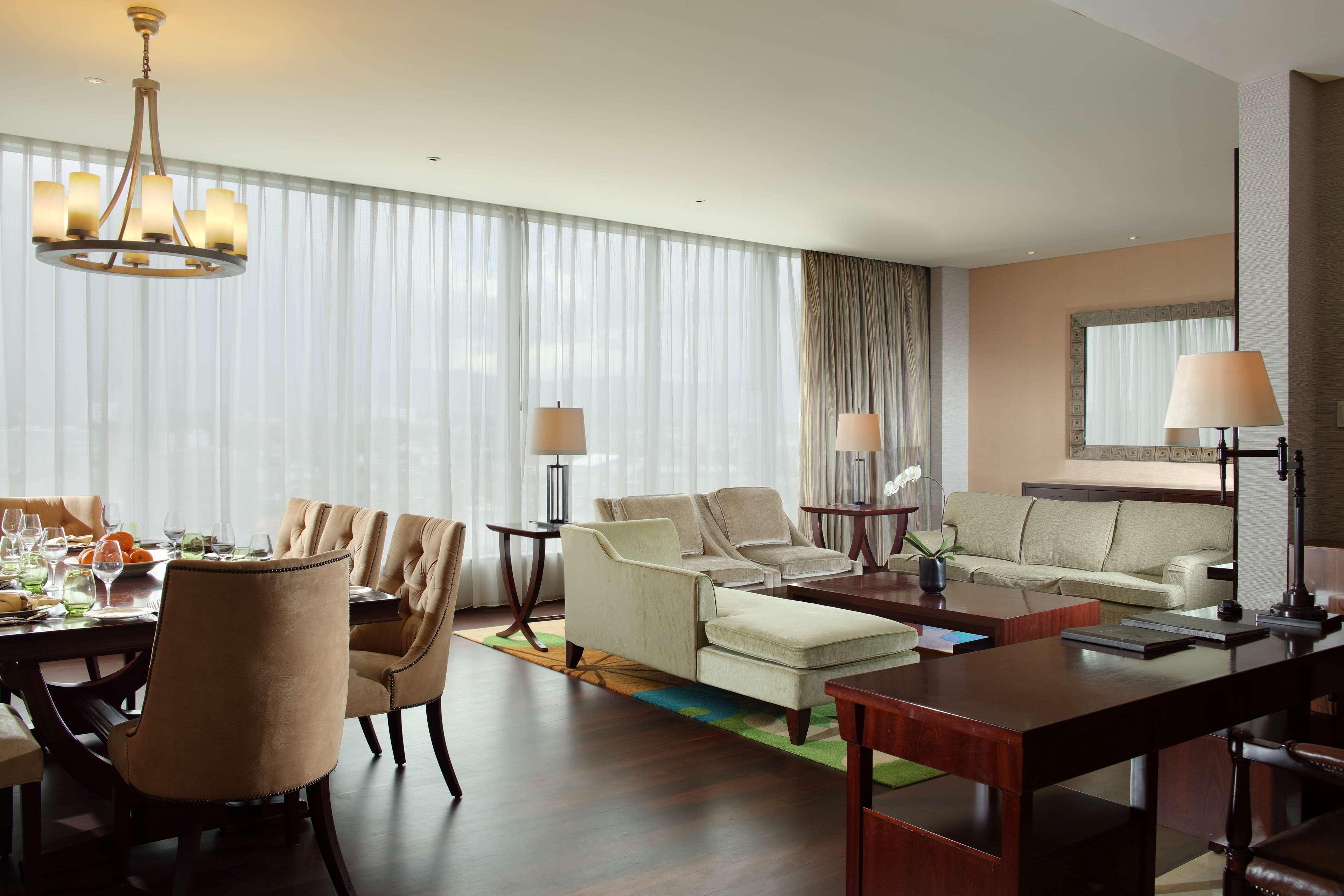 Hilton Bandung Hotel Exterior foto